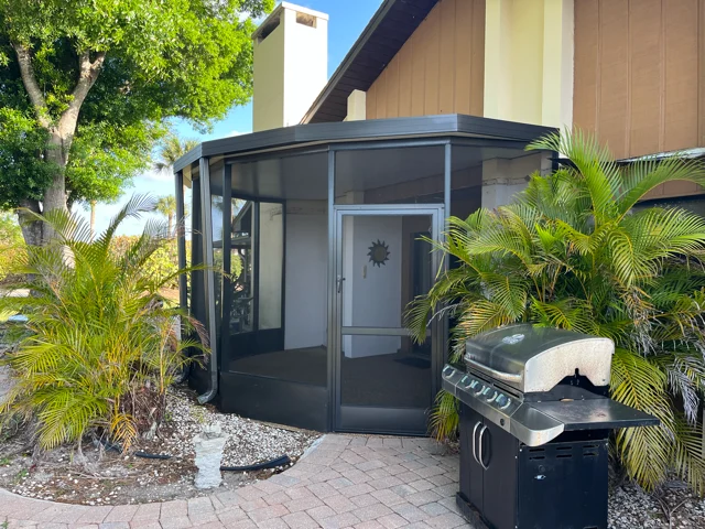 Expert screen enclosure replacement from hurricane damage | SW Florida - Sun Control Aluminum & Remodeling